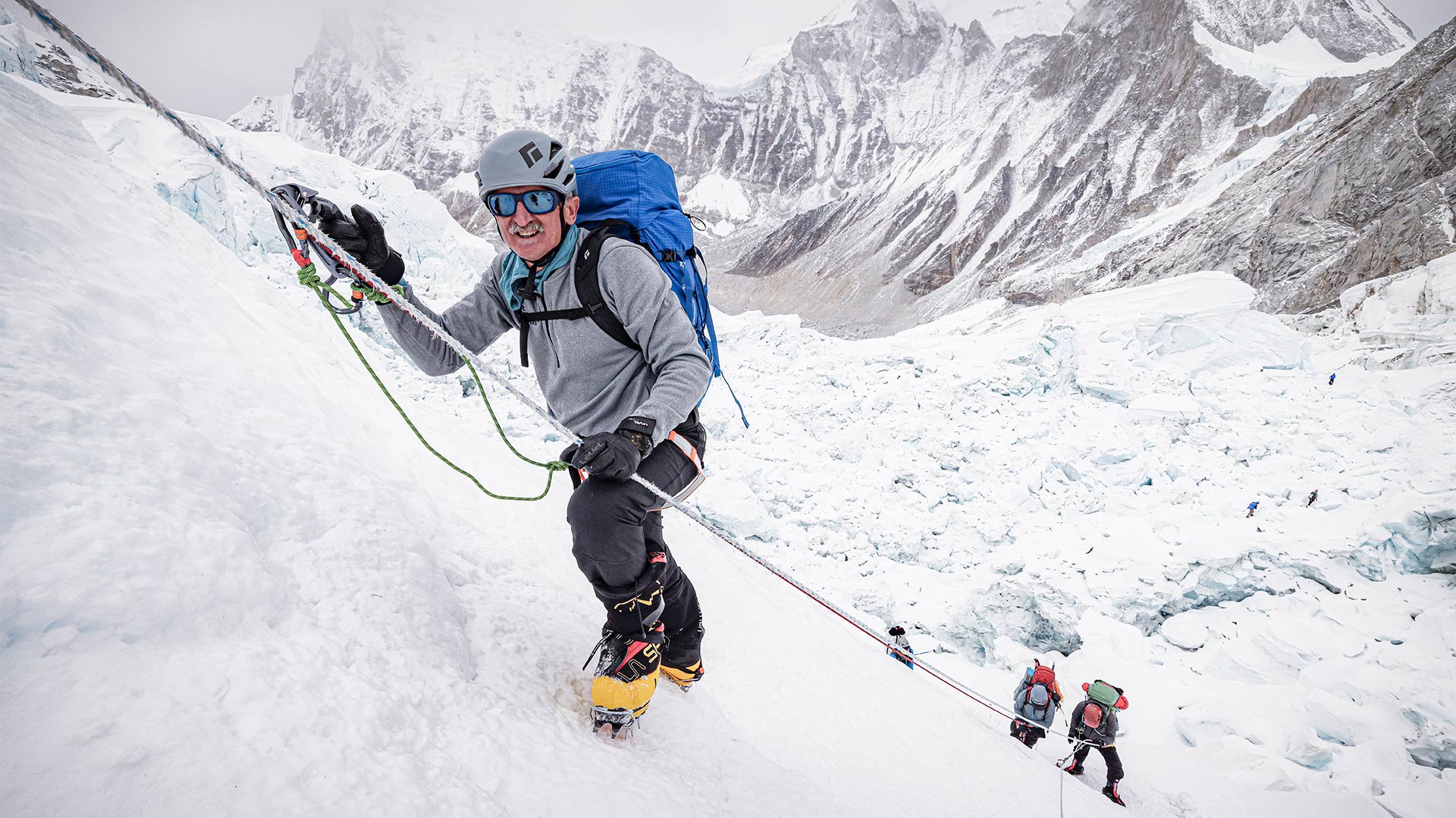 UTK alumnus helps guide a blind hiker to the summit of Mount Everest.