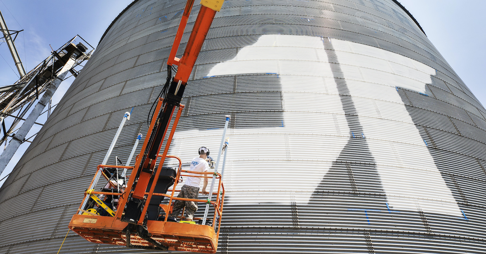 Painting Begins on “Everywhere You Look, UT” Mural in Tipton County