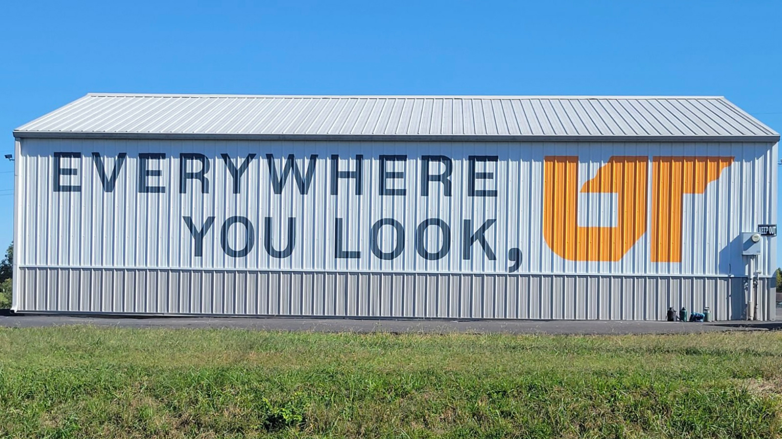 Macon County Couple Celebrate Former Football Player and Local Pharmacist with UT Mural