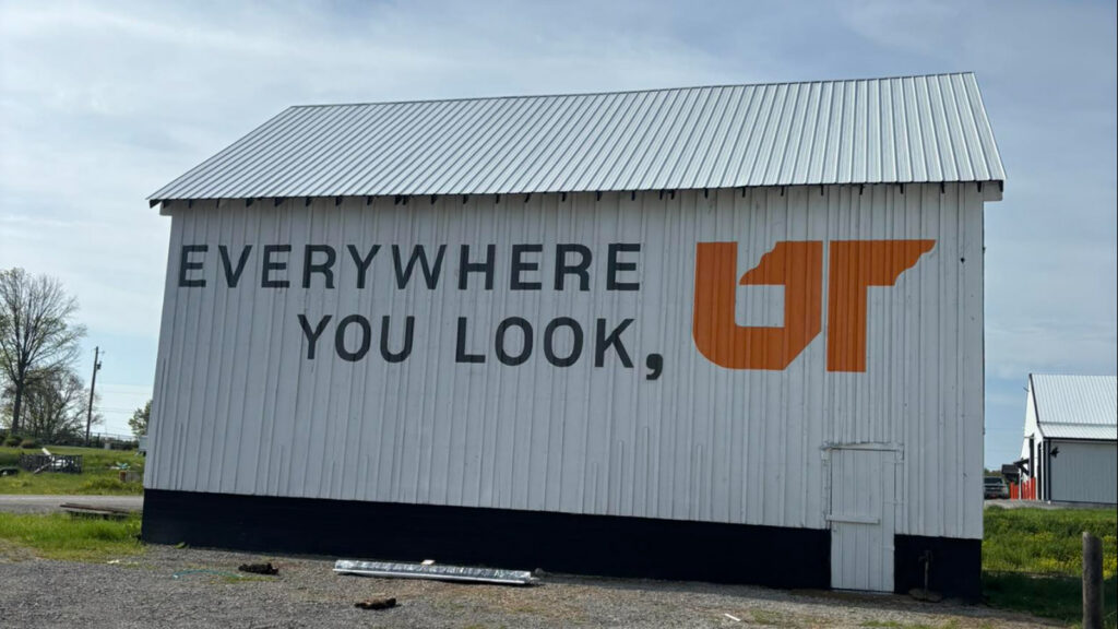Cheatham County Everywhere You Look, UT Mural painted on the side of a white barn.
